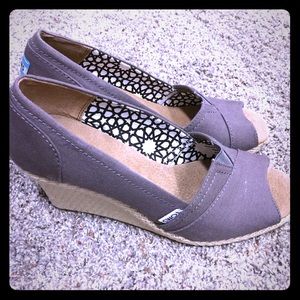 Brand new ladies size 9 gray Toms peep-toe wedges